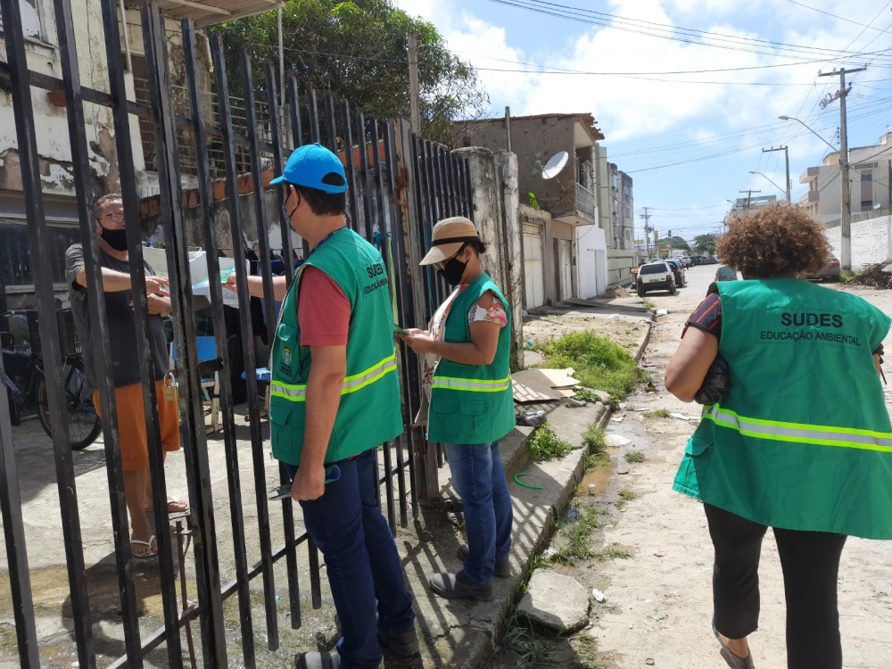 Educadores realizam ações porta a porta. Foto: Ascom Sudes