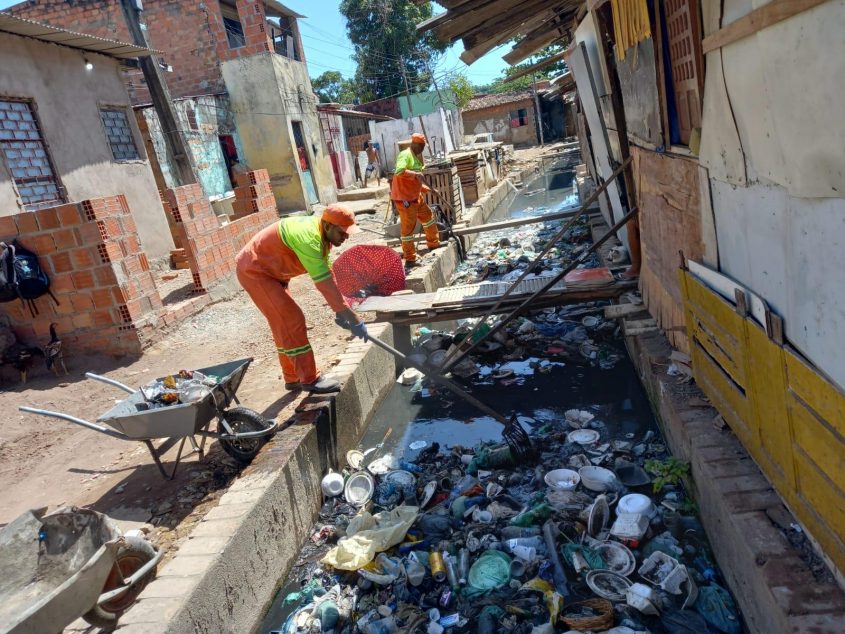 Limpeza de canais ocorreram em diversos pontos para evitar alagamentos. Foto: Alexandre Vieira / Ascom Sudes