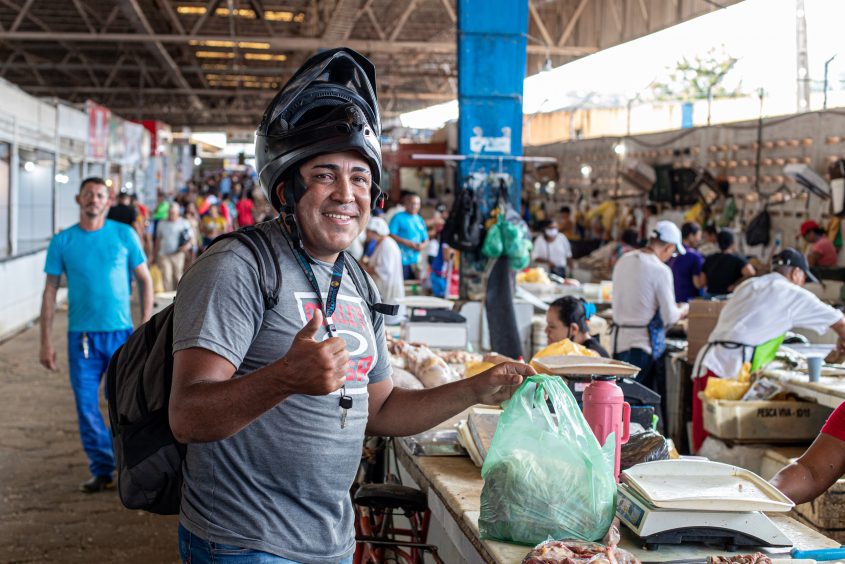 Thiago Sena compra produtos para a feira de casa nos mercados do Tabuleiro e da Produção (Foto: Célio Junior/Secom Maceió)