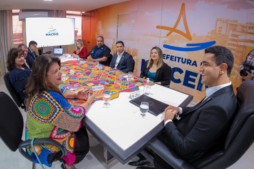 Luiza Trajano diz ao prefeito JHC que a escolha da capital alagoana ocorre para contribuir diretamente com o avanço do mercado digital. Foto: Itawi Albuquerque / Secom Maceió