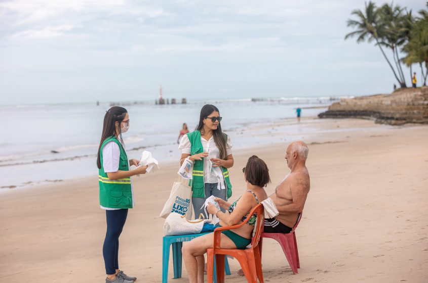 Orientações visavam informar a forma correta de descartar seu resíduo. Foto: Itawi Albuquerque/Secom Maceió