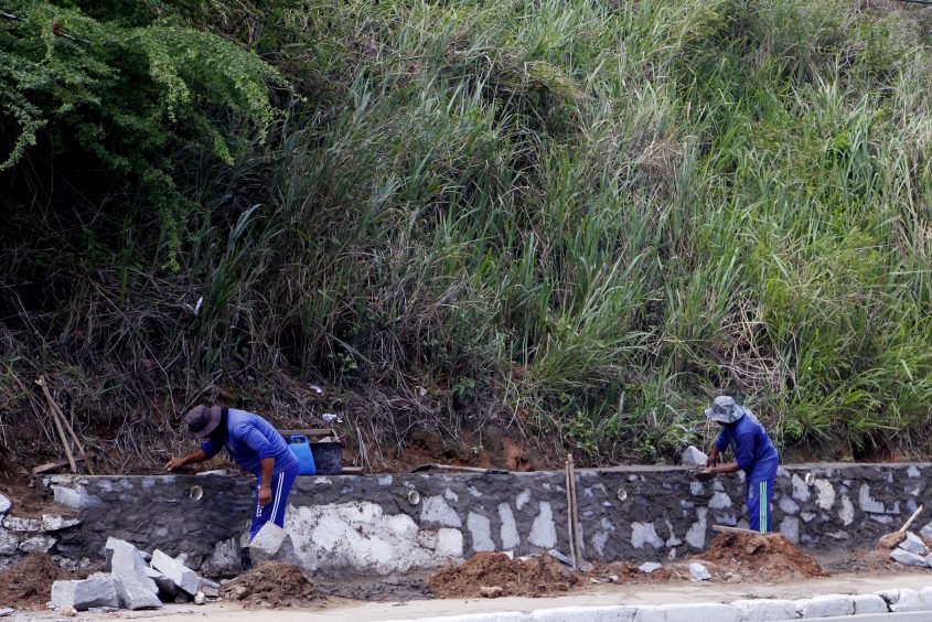 Trabalhadores concluindo o muro de contenção na Leste-Oeste. Foto: Wilma Andrade/Ascom Seminfra