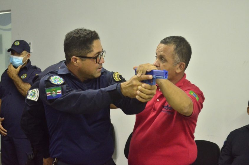 O agente de seguraça Jobenildo Lima se sente cada vez mais preparado com as capacitações oferecidas pela Semscs. Foto: Alberto Jorge / Ascom Semscs