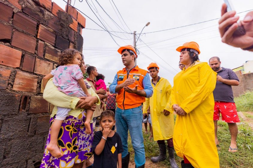 Prefeito JHC que autorizou as medidas de prevenção tem ido aos bairros dialogar com as famílias e garantir assistência para quem está nas áreas de risco. Foto: Itawi Albuquerque / Secom Maceió