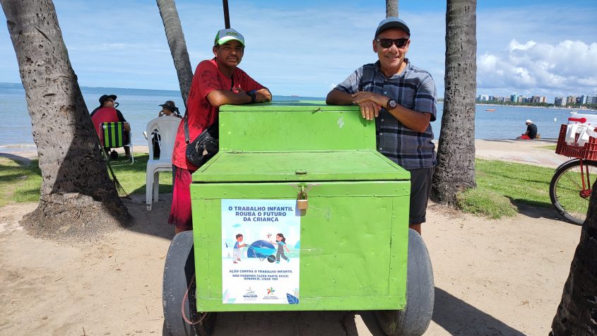 Ambulantes na orla de Maceió foram conscientizados  sobre combate ao trabalho infantil. Foto: Vanessa Napoleão/Ascom Semas
