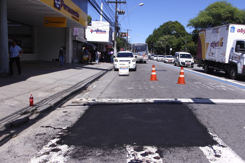 Depois: buraco fechado na Avenida Fernandes Lima, no Farol. Foto: Wilma Andrade/Ascom Seminfra
