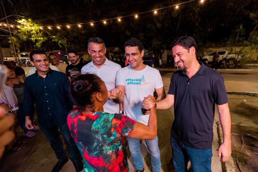 Junto ao prefeito JHC, senador Rodrigo Cunha também elogiou a estrutura montada no Forró no Biu e dialogou com comerciantes informais e frequentadores da festa. Foto: Edvan Ferreira / Secom Maceió