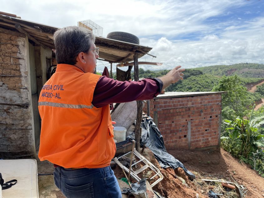 Diretor Social, Eugênio Dantas, acompanhou a ocorrência e ajudou na retirada da família. Foto: Marcelle Limeira/Ascom Defesa Civil