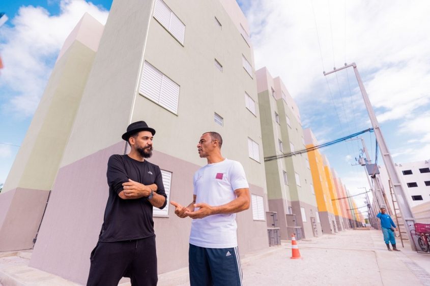 Artista visual Eduardo Kobra e ex-jogador Cafu no Parque da Lagoa. Foto: Edvan Ferreira/Secom Maceió