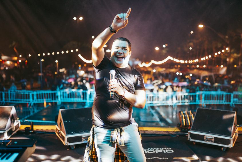 Artista local, Flavinho Mô Fio também colocou o público para dançar ao som de muito forró. Foto: Célio Júnior / Secom Maceió