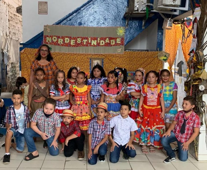 Estudantes da Escola Municipal Professora Maria José Clemente da Rocha nas festividades juninas. Foto: cortesia
