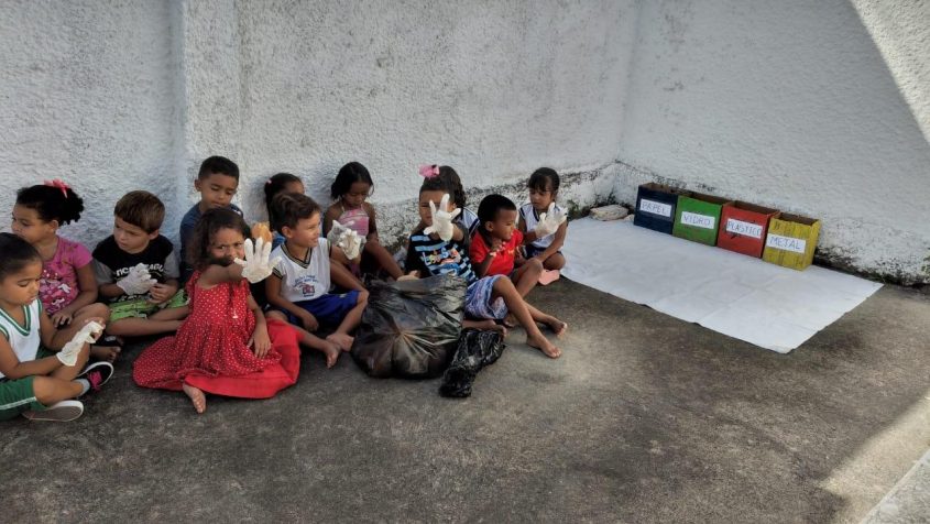 Coleta seletiva é um dos temas ambientais de dinâmicas realizadas na creche Antônio Mafra, na Levada. Foto: cortesia