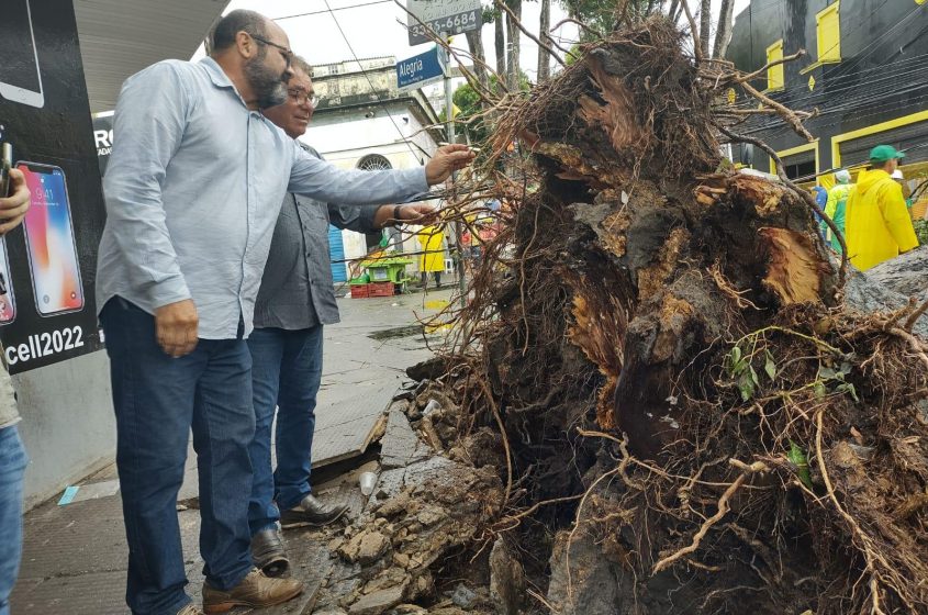Martiniano avalia o exemplar ao lado do superintendente da Sudes, Ronaldo Farias. Foto: Ascom Sudes