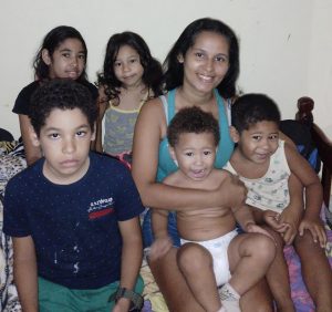 Jéssica é mãe de cinco crianças que estudam em escolas municipais. Foto: cortesia