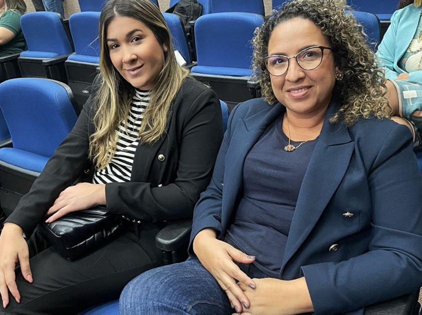 Coordenada do GGI-CA, Marcella Soares e zootecnista Fernanda Rodrigues, representaram o Município no seminário. Foto: Ascom GGI-CA