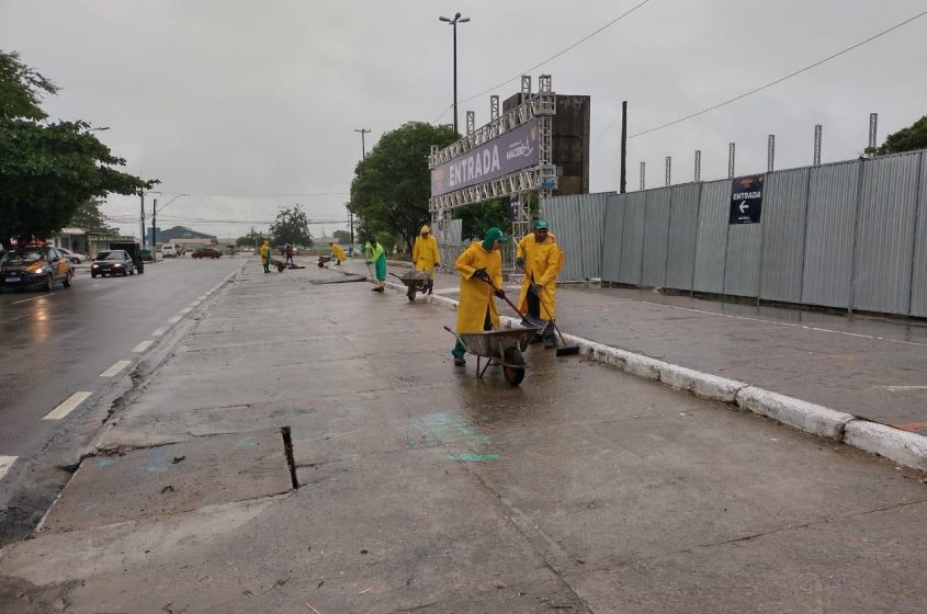 Agentes trabalham para manter local limpo. Foto: Ascom Sudes