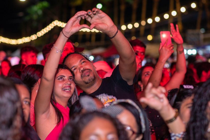 Casais têm aproveitado o momento para dançar forró e também curtir os shows. Foto: Juliete Santos / Secom Maceió