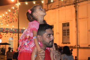(Vinícius Menezes levou a família para aproveitar a programação lúdica, no São João de Maceió. Foto: Rodrigo Carlos