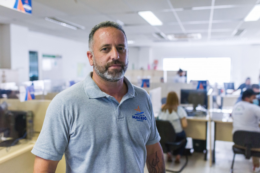 Diretor do Procon Leandro Almeida orienta pesquisa de preços antes da compra. Foto: Procon Maceió